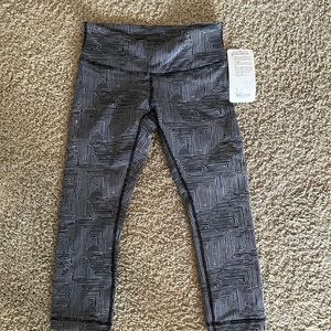 Size 6 black and white wunder under lulu lemon leggings